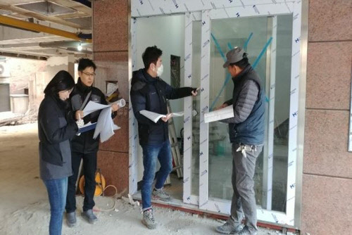 SH공사 직원들이 서울 도심 내 한 매입임대주택 마감현장을 찾아 품질을 점검하고 있다. SH 제공